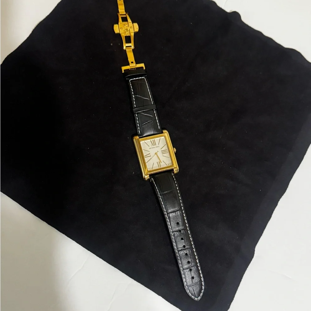 Michael Kors I Unisex Watch I Gold-Plated Case I Croc-Print Strap I Black